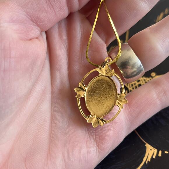 Vintage Elegant MOP Gold & Cream Pendant Necklace - Enamel Leaf Accents - Picture 2 of 7